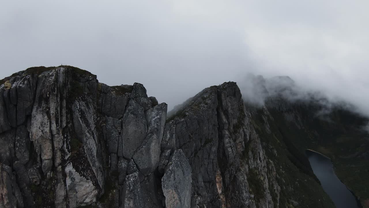 노르웨이의 산등성이를 따라 날아가는 왼쪽에는 안개가 보이지 않고 오른쪽에는 계곡의 호수가 슬로모션으로 보입니다.