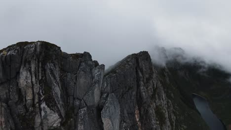 沿著挪威的山脊飛翔, 左邊沒有透過霧<unk>的景色, 右邊是山谷中的湖泊,