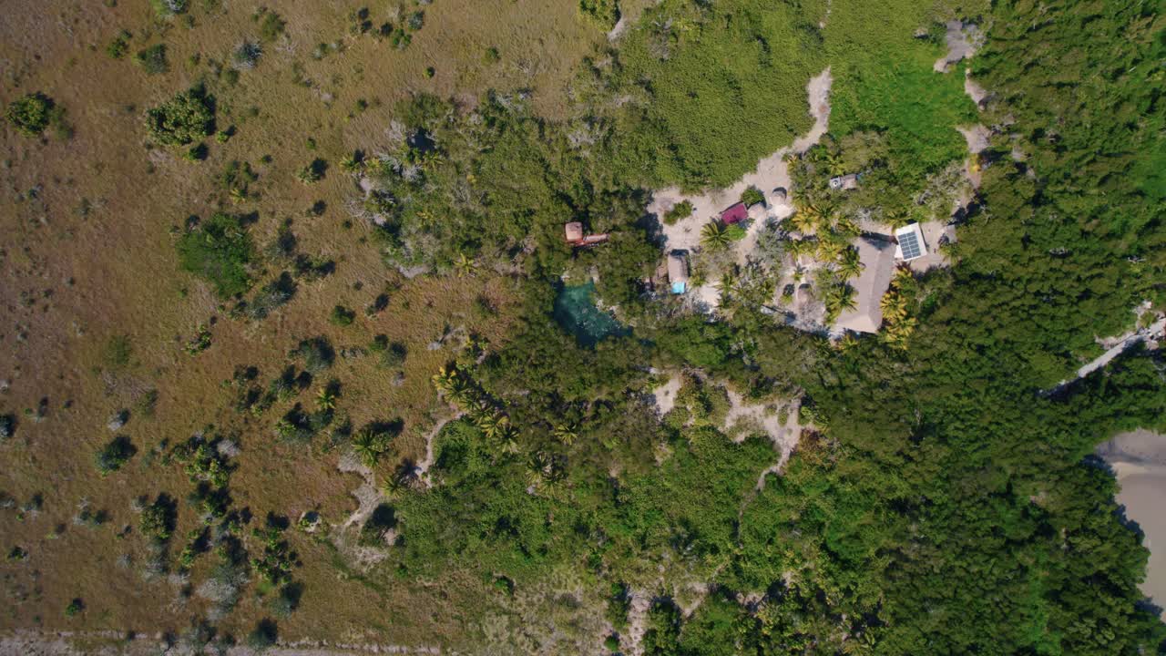 vista aérea de una casa de vacaciones con piscina cerca de la playa en la isla holbox, méxico, antena ascendente