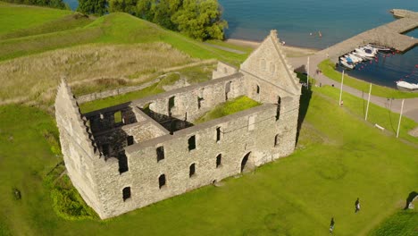 vista aérea de drones de la ruina visingsborg en visingsö, småland, suecia