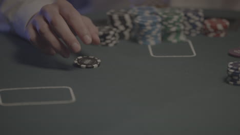 Nahaufnahme-Einer-Person,-Die-In-Zeitlupe-Einen-Pokerchip-Auf-Einem-Pokertisch-Protokoll-Wirft