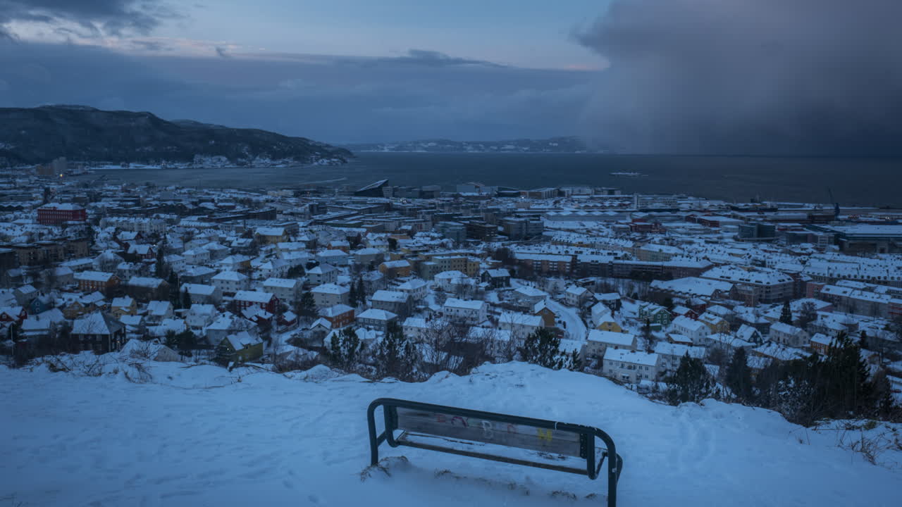 banco vacío en el quiosco de vigilancia kuhaugen con vista panorámica de la ciudad en invierno en trondheim, noruega