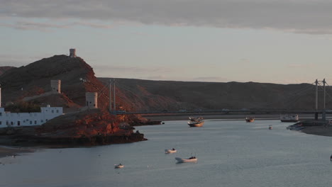 Blick-Vom-Leuchtturm-Von-Sur-über-Die-Brücke-Bei-Sonnenuntergang-Im-Oman