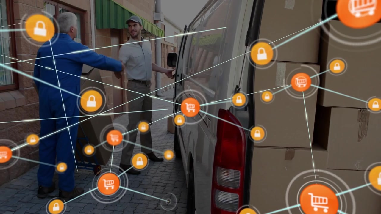 Autista che avvia un overlay per la sicurezza dell'e-commerce mentre l'assistente scarica scatole accanto al furgone