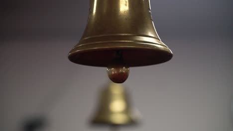 cerca de las campanas de ghenti en el templo hindú en la ceremonia de havan