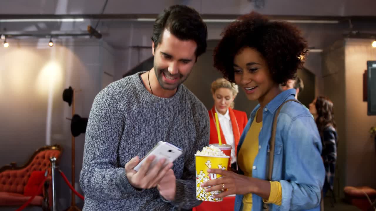 pareja tomando una selfie con un teléfono móvil 4k