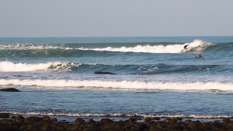 在海邊衝浪 靠近海岸線的海浪