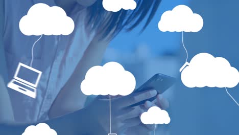 animación de nubes con dispositivos electrónicos sobre una mujer caucásica usando un teléfono inteligente