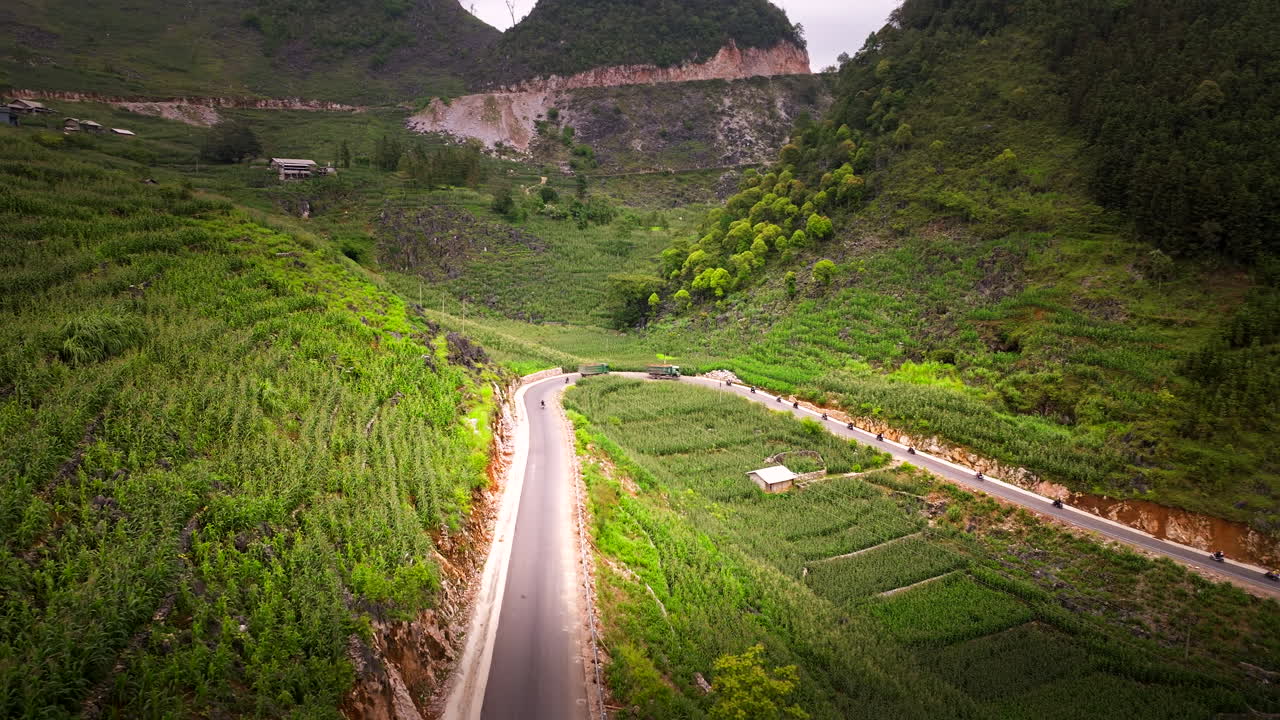 모터사이클리스트 들 의 그룹 이 모험 여행 을 하며 하 기앙 루프 를 따라 달리고 있다