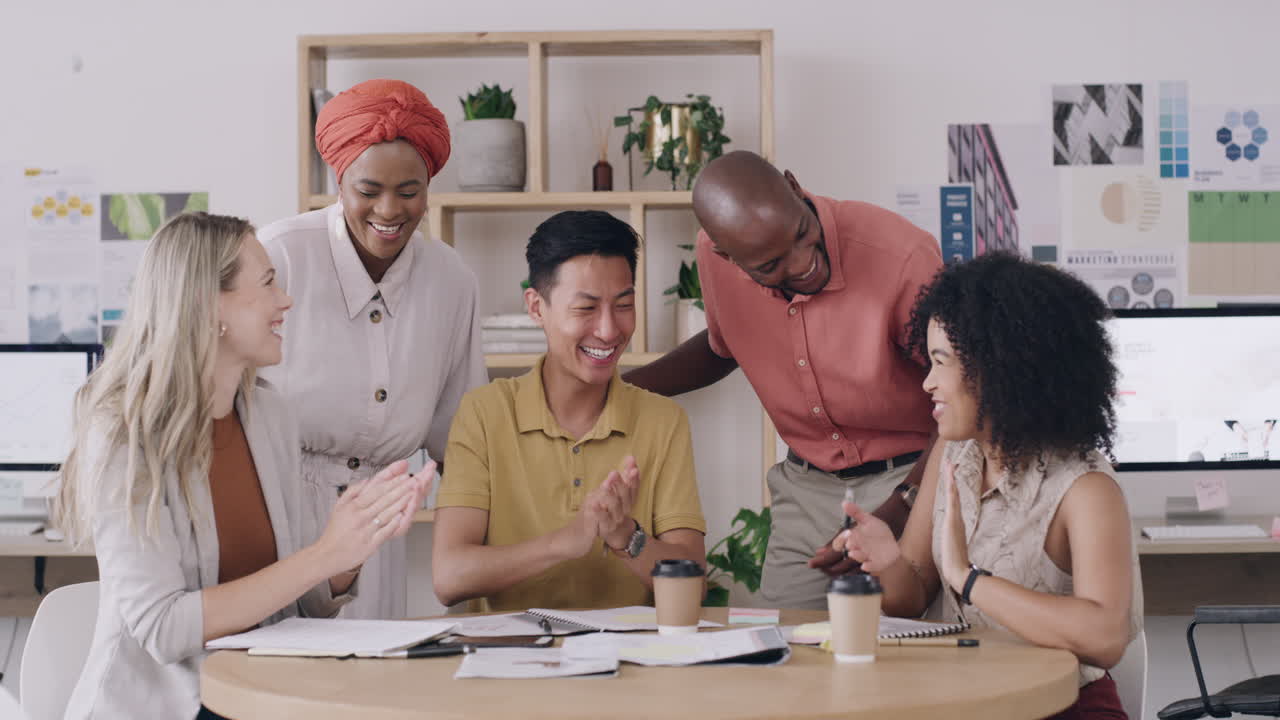 현대적 인 사무실 에서 성공 을 축하 하는 팀