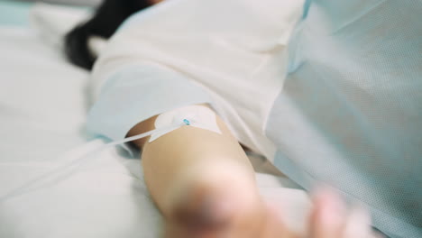 paciente que recibe terapia por vía intravenosa