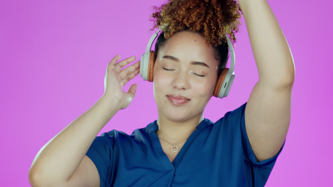 baile, música y mujer negra feliz con auriculares