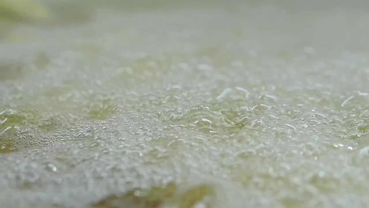 Primo piano di olio caldo che bolle e ribolle