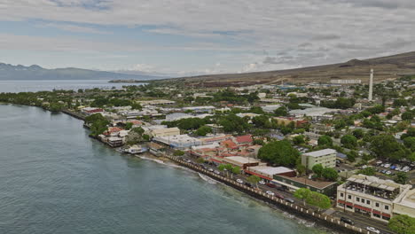 lahaina maui hawaii aerial v1 vista panorámica panorámica, línea costera de sobrevuelo de drones capturando el centro de la ciudad local con la hermosa montaña puʻu kukui como telón de fondo - filmado con mavic 3 cine - diciembre 2022