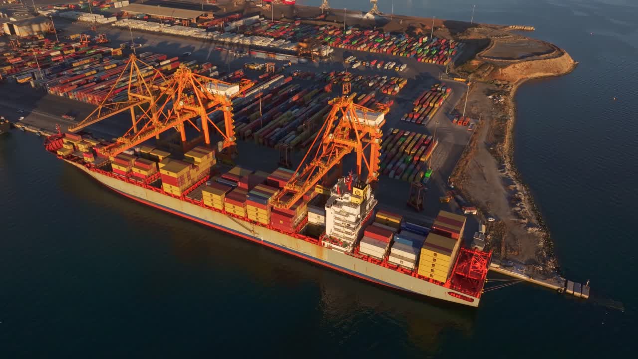 Porto di Salonicco, Grecia, con navi portacontainer al tramonto