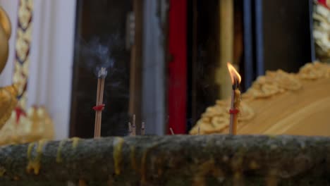 vela y sol dentro de un templo en tailandia