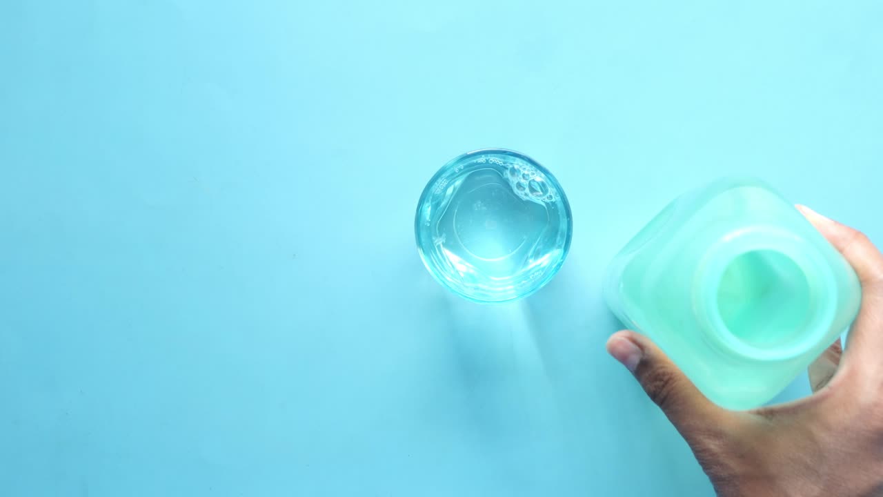 유리잔 에 물 을 부어 넣는 것