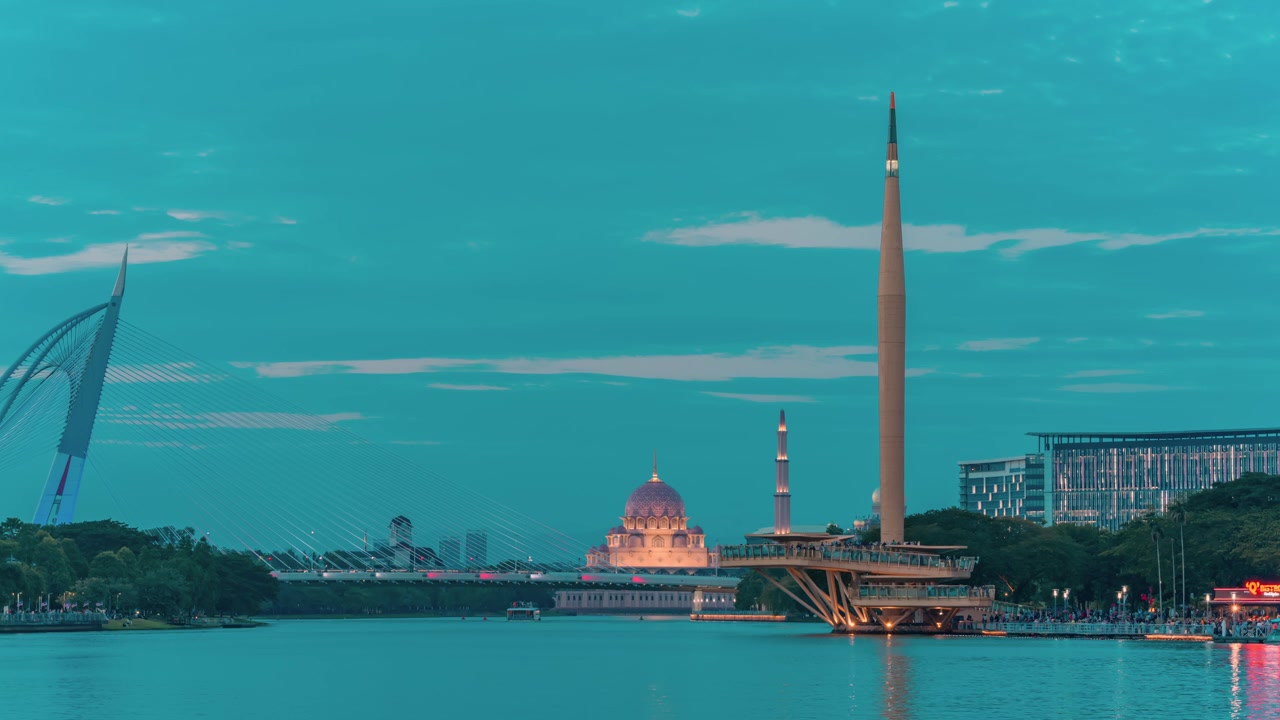 Pohled na západ slunce u jezera Putrajaya s mostem Seri Wawasan, mešitou Putra a Památníkem tisíciletí časosběr