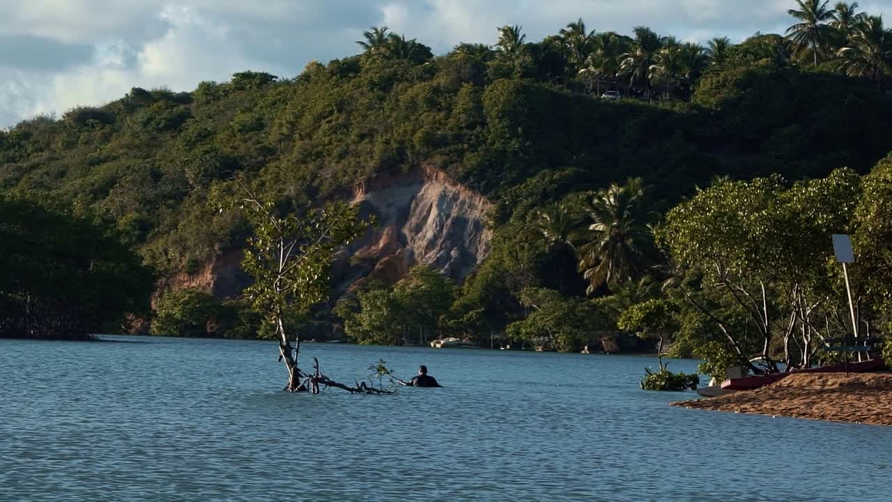 playa del río gramame con hermosas aguas tropicales y arena rodeada de follaje verde exótico y acantilados perfectos para que los lugareños se bañen y se relajen cerca de la ciudad capital de joao pessoa en paraiba, brasil