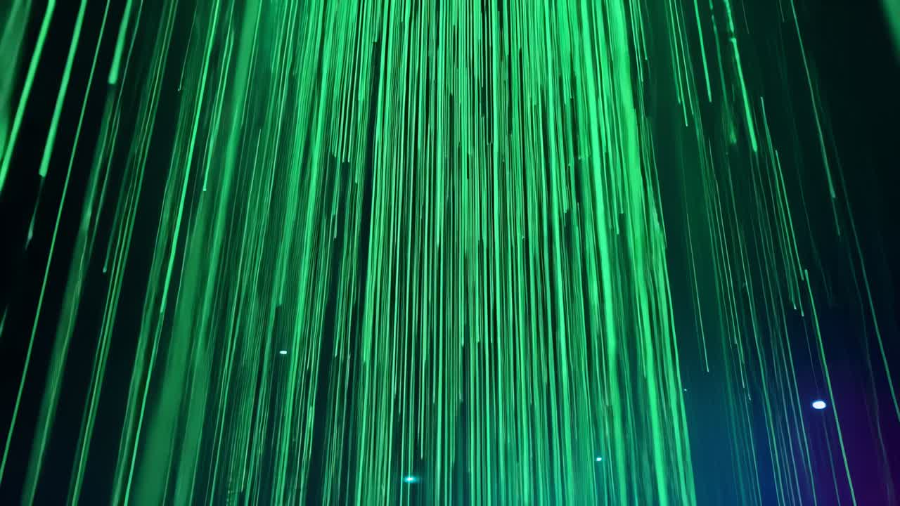 Animazione iniziale che rivela striature verde neon che emergono dall'alto, a cascata nel vuoto con pulsazioni