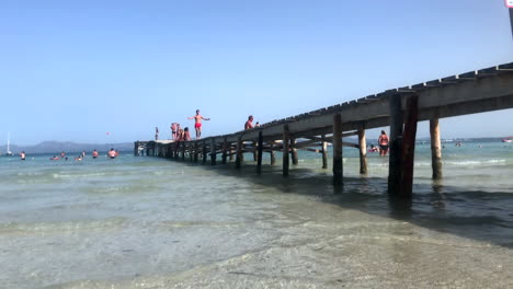 un día soleado de verano en la playa