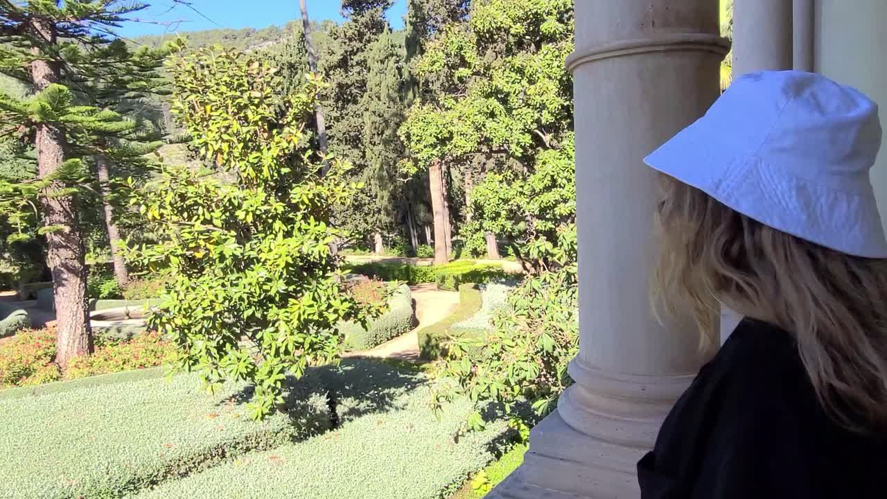 마요르카 의 jardin de la raixa 에서 한 소녀 와 함께