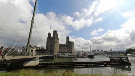 lapso de tiempo histórico castillo de caernarfon puente del río oscilante punto de referencia de la ciudad turística