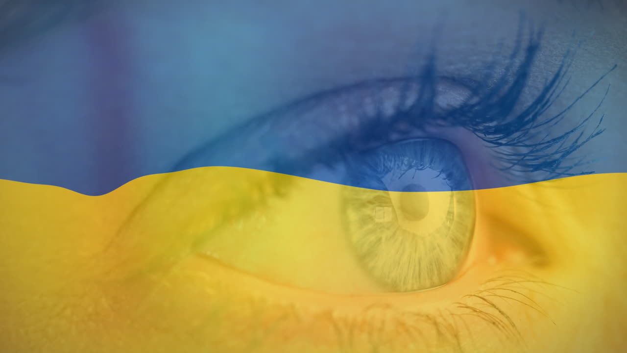 Animazione della bandiera dell'Ucraina che sventola sopra l'occhio aperto di una donna caucasica
