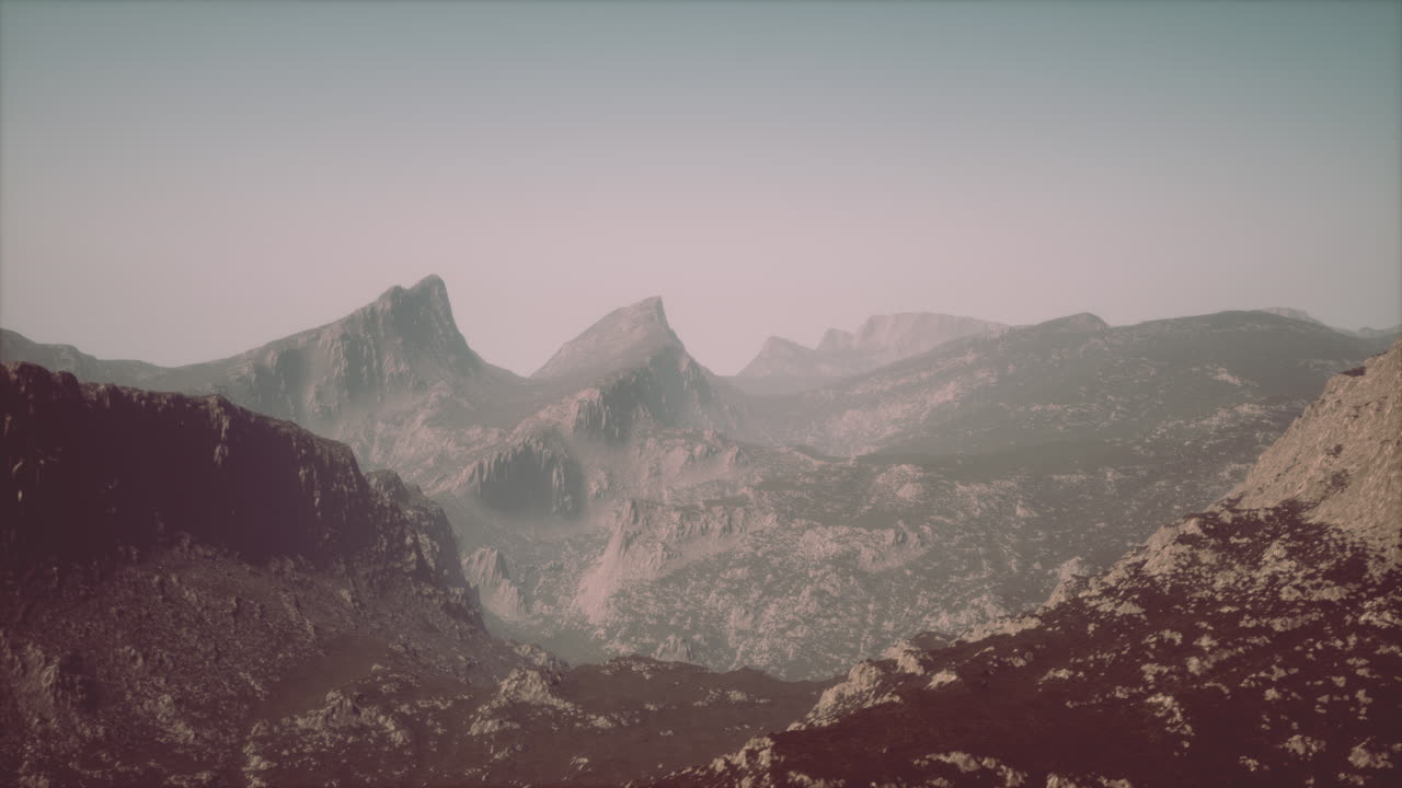 rocas y montañas en la niebla profunda