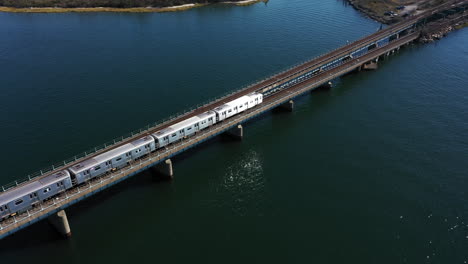 una toma aérea sobre la bahía cubierta de hierba en queens, nueva york