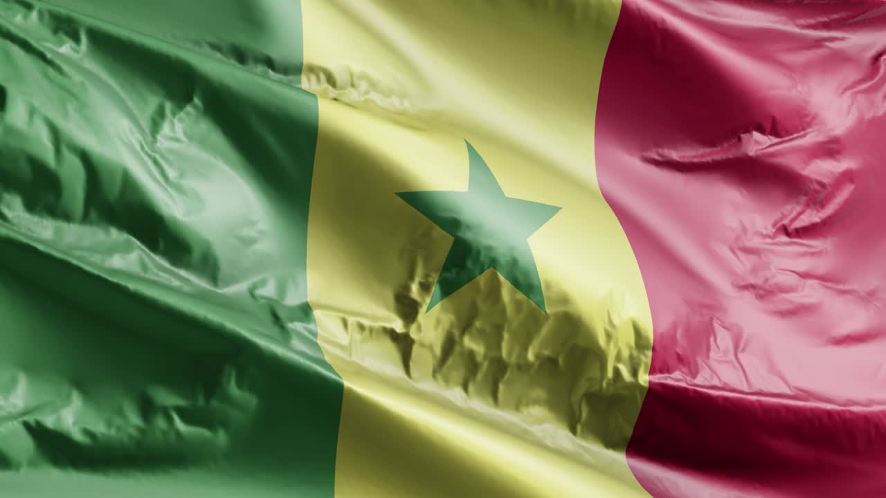 bandera de senegal agitando en el bucle del viento. bandera senegalesa balanceándose en la brisa. fondo de relleno completo. bucle de 10 segundos.
