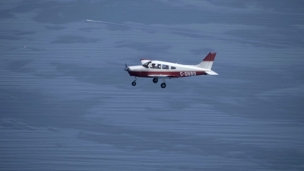 푸른 바다 위를 날고 있는 파이퍼 pa-28 체로키 비행기, 공대공 사격