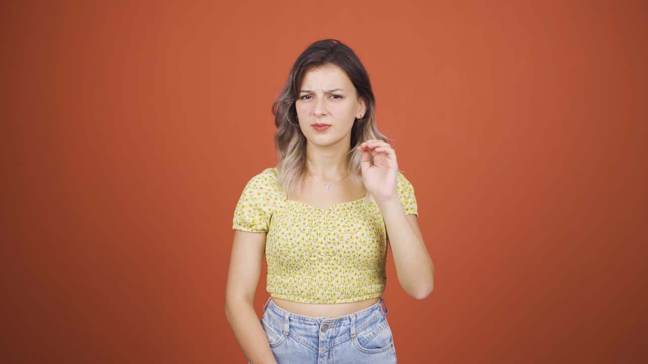 카메라를 향한 사려 깊은 젊은 여성.