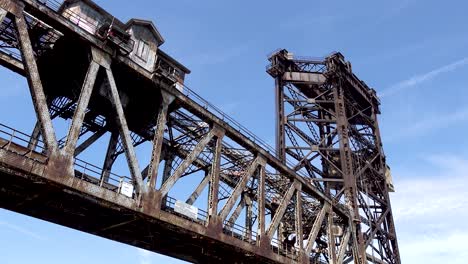 Lapso-De-Tiempo-Del-Antiguo-Puente-De-Tren-De-Elevación-Vertical-Histórico-De-Cerca-Bajando-4k