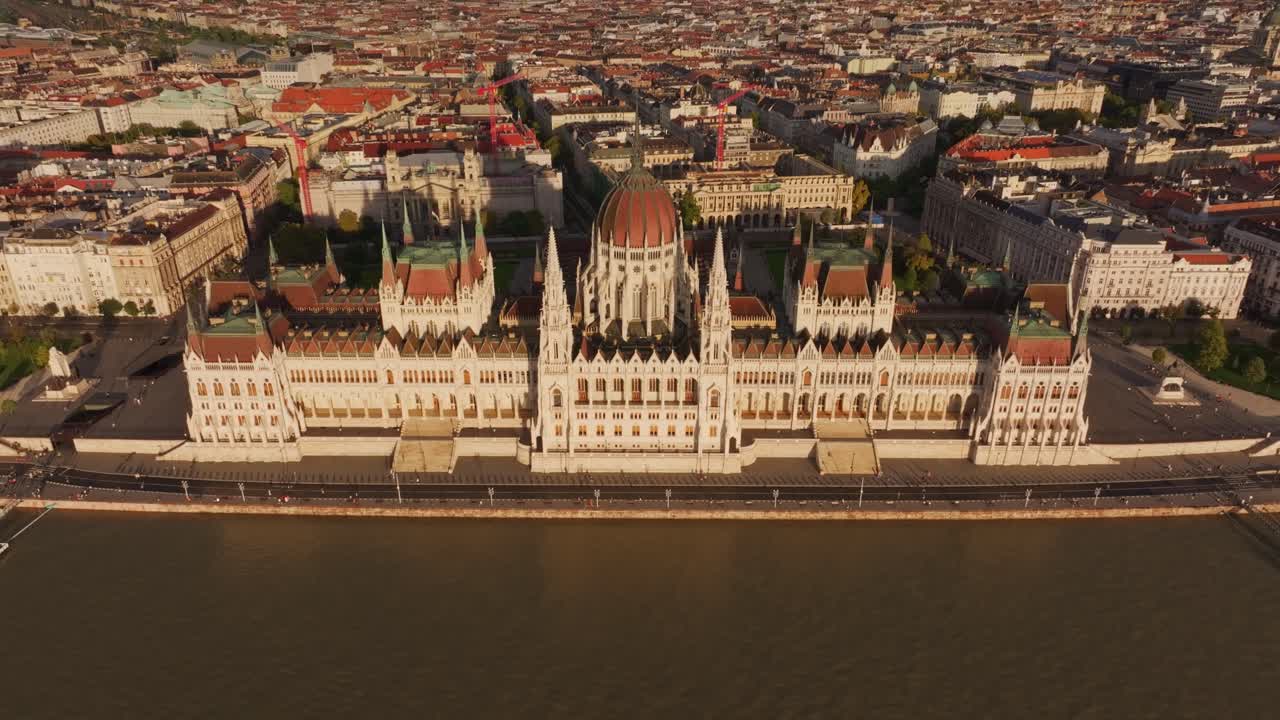 Veduta aerea del Parlamento ungherese e della città di Budapest