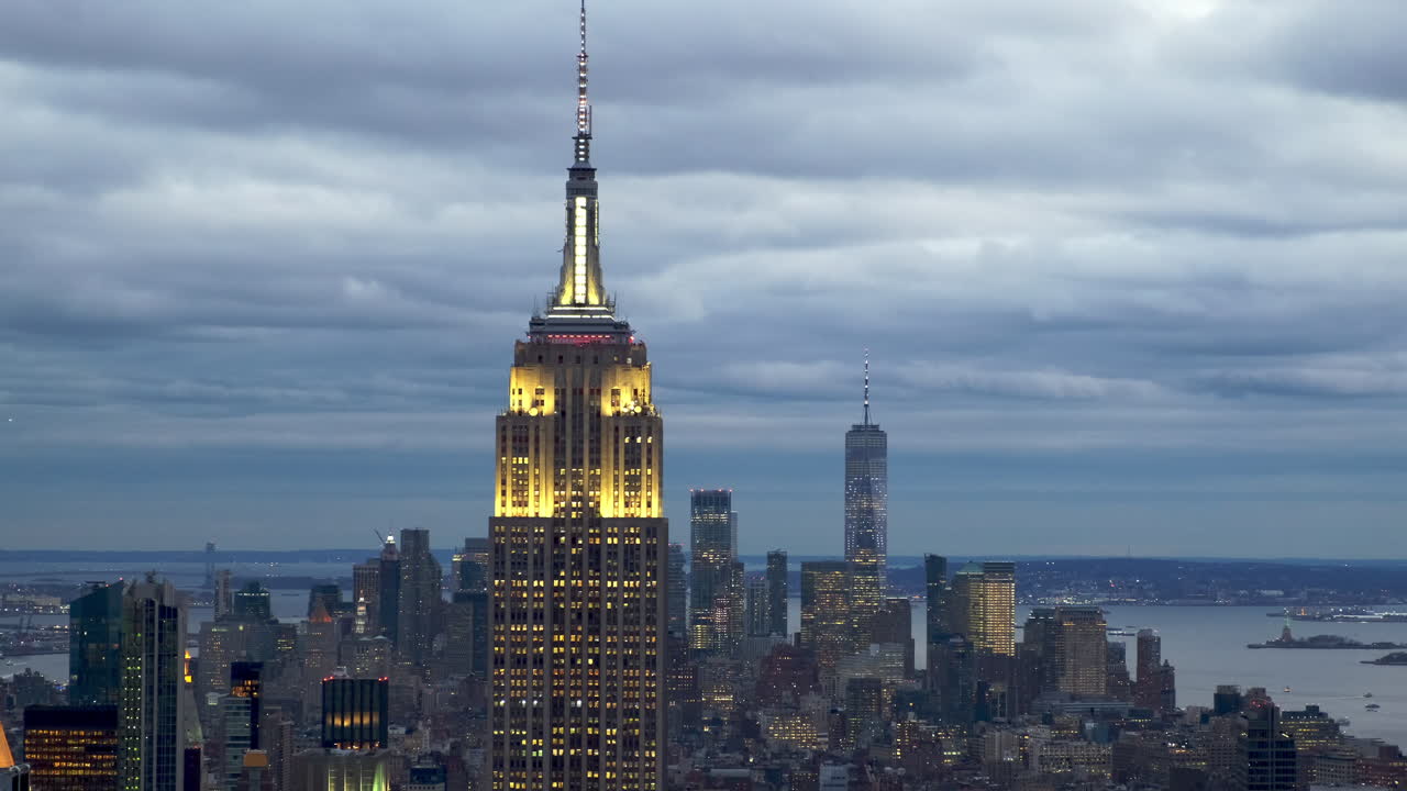 Nærpanorering af Empire State Building og Manhattans skyline