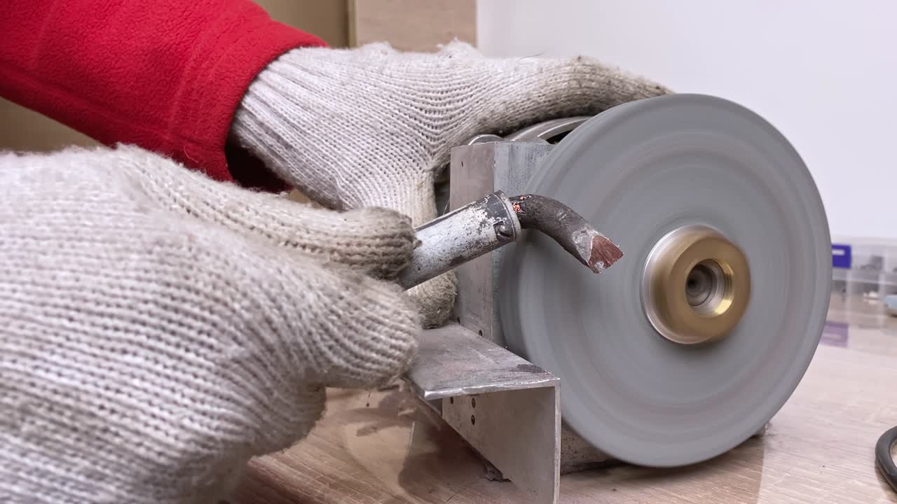 клоуз-ап оттачивания паяльника для работы. подготовка инструмента для работы.