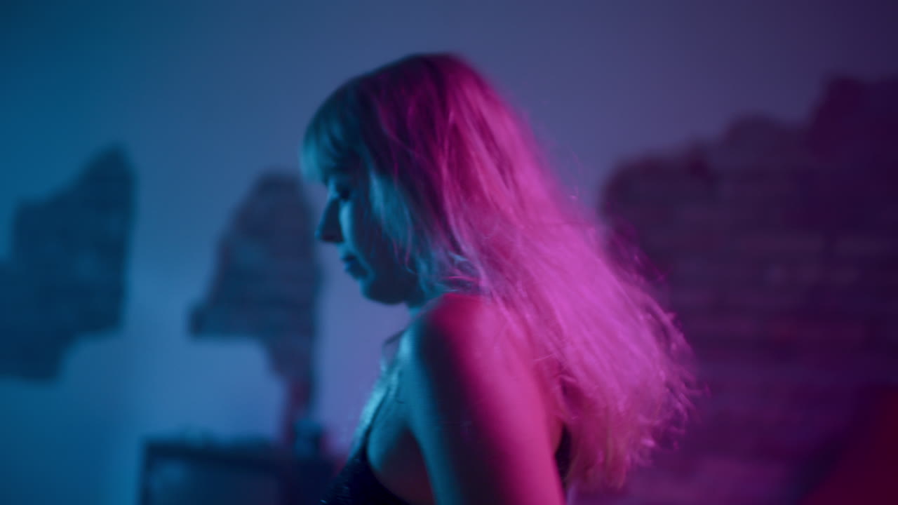 Donna con capelli rosa sotto luci al neon