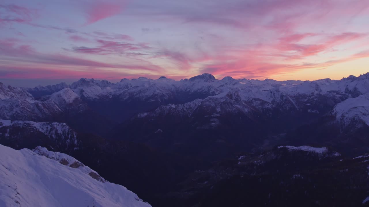 Il tramonto illumina le cime montuose innevate, Passo Giau, Dolomiti, Italia