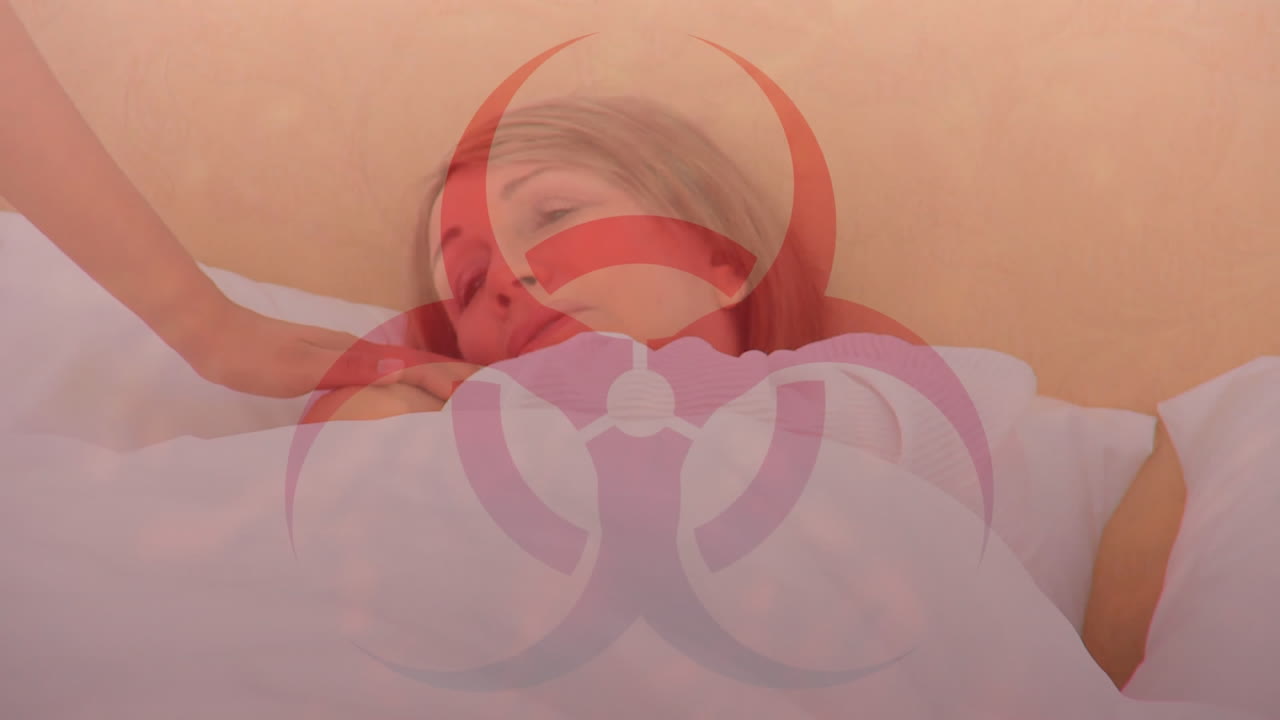 배경에는 침대에 누워 있는 여성 위에 건강 위험 표지판이 있습니다. 코로나19가 퍼지고 있습니다.