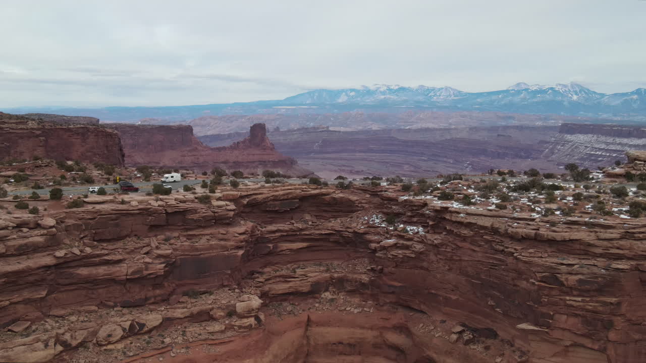Un camper percorre una stretta strada panoramica in cresta vicino a Moab e Canyonlands, Utah.