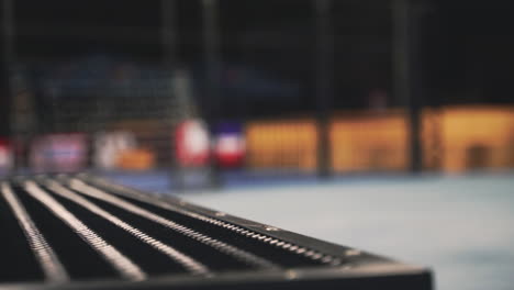 primer plano de una deportista atándose los cordones en el banco durante su sesión de entrenamiento en el parque por la noche