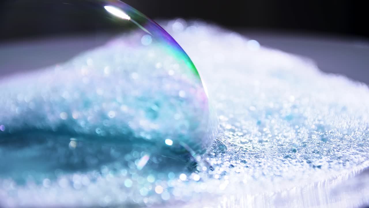 무지개 반사가 있는 사실적인 투명한 비누 거품