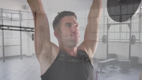 compuesto de hombre caucásico levantando pesas con barra, y gimnasio