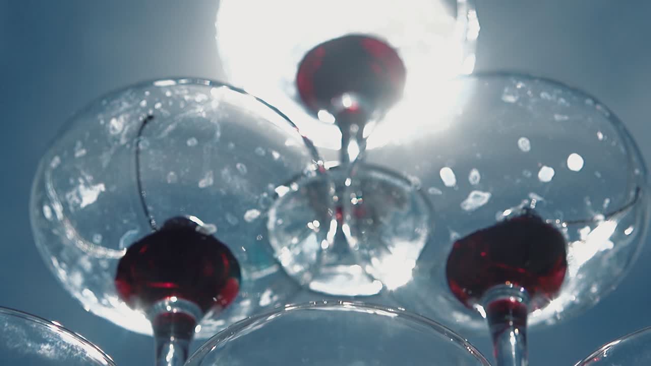 각 유리 안에는 체리 한 개가 있습니다.