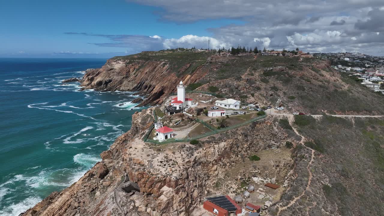 Flygbilder av fyr på havsklippa en blå himmelsdag i Mossel Bay