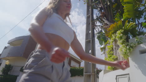 mujer caminando por la calle de la ciudad
