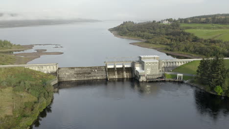 Una-Vista-Aérea-De-La-Represa-Lairg-En-Una-Mañana-Brumosa