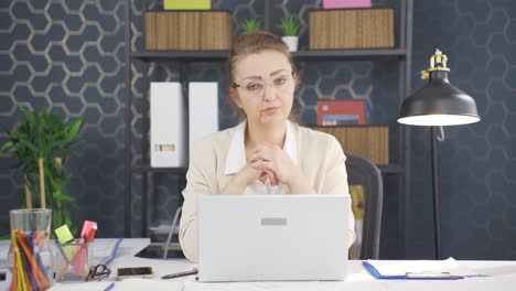 mujer de negocios asintiendo negativamente y negativamente a la cámara.