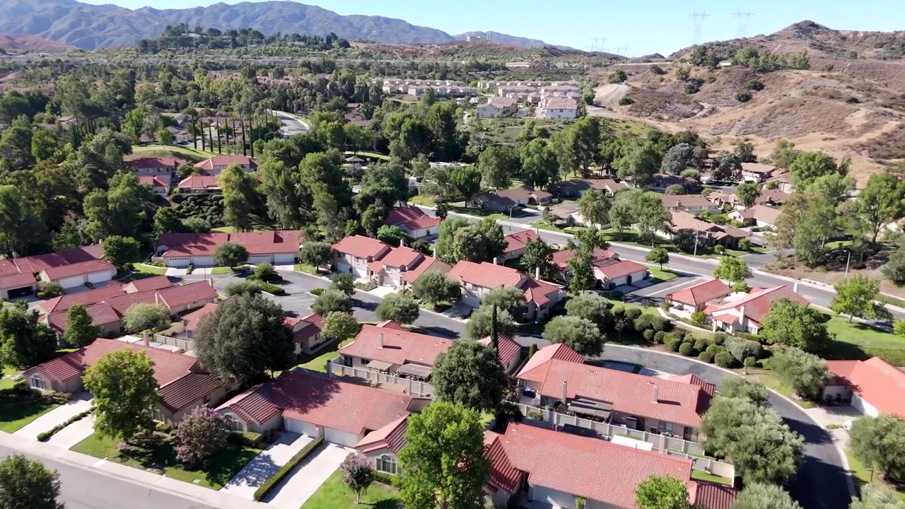 Case della classe media in un tranquillo quartiere residenziale di Santa Clarita a Los Angeles, California
